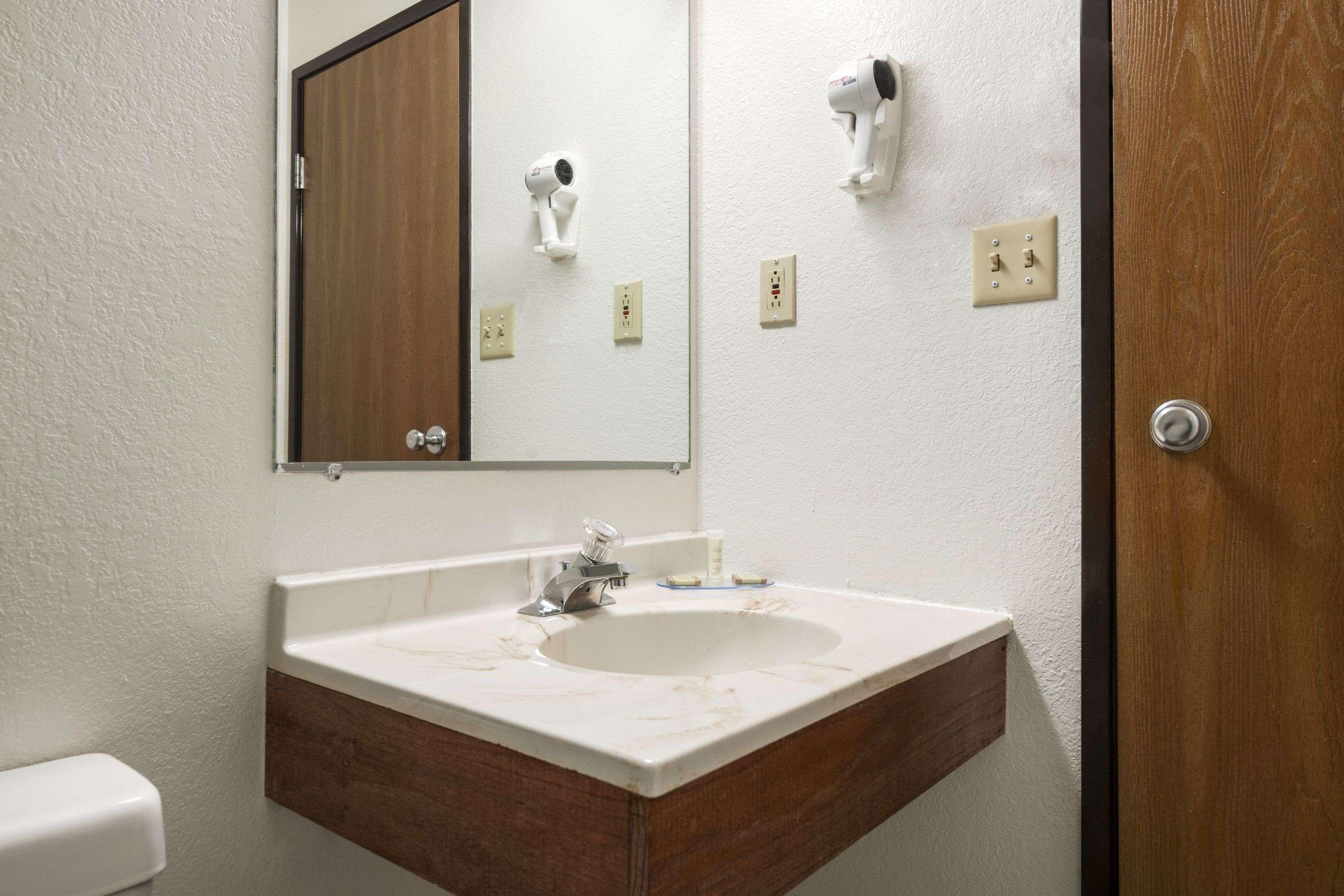 Brookville Inn Bagian luar foto